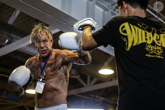 Mickey Rourke, 62 ans, lors d'une séance d'entraînement de boxe à Moscou le 26 novembre 2014, avant son combat contre Elliot Seymour, 29 ans.