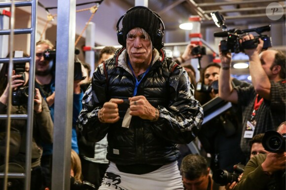 Mickey Rourke, 62 ans, lors d'une séance d'entraînement de boxe à Moscou le 26 novembre 2014, avant son combat contre Elliot Seymour, 29 ans.