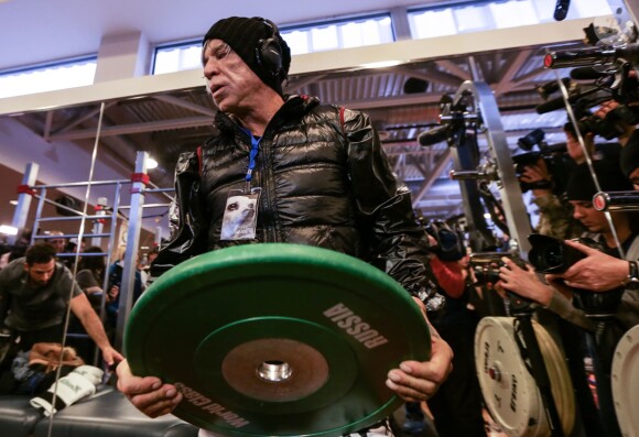 Mickey Rourke, 62 ans, lors d'une séance d'entraînement de boxe à Moscou le 26 novembre 2014, avant son combat contre Elliot Seymour, 29 ans.
