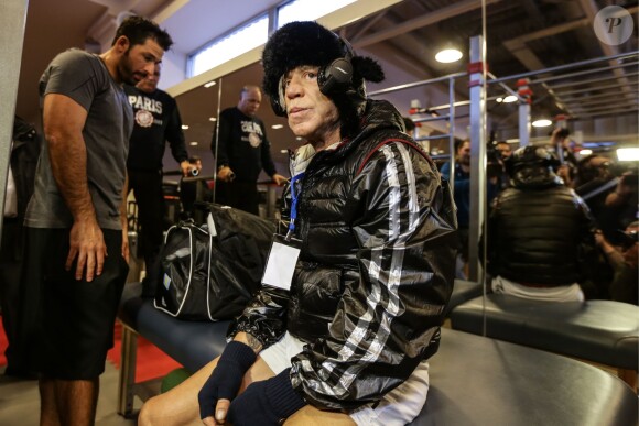 Mickey Rourke, 62 ans, lors d'une séance d'entraînement de boxe à Moscou le 26 novembre 2014, avant son combat contre Elliot Seymour, 29 ans.