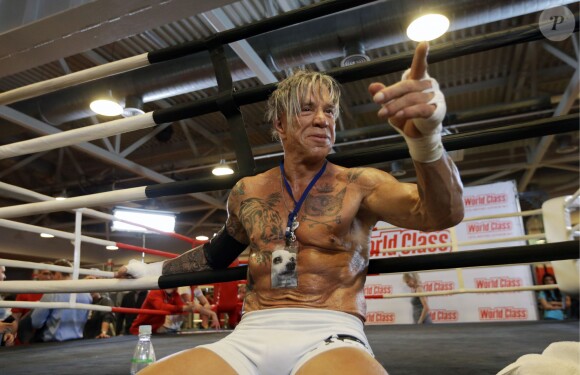 Mickey Rourke, 62 ans, lors d'une séance d'entraînement de boxe à Moscou le 26 novembre 2014, avant son combat contre Elliot Seymour, 29 ans.