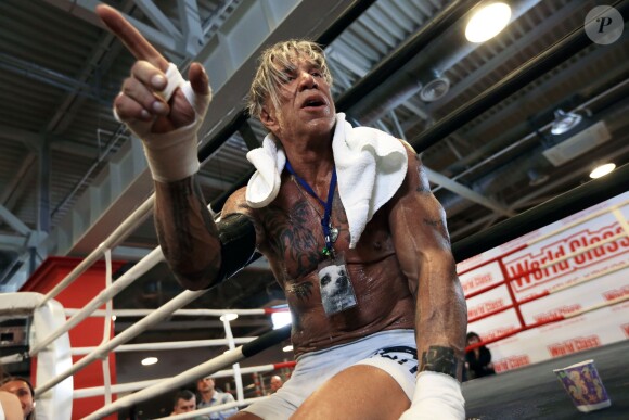Mickey Rourke, 62 ans, lors d'une séance d'entraînement de boxe à Moscou le 26 novembre 2014, avant son combat contre Elliot Seymour, 29 ans.