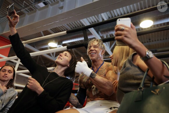 Mickey Rourke, 62 ans, lors d'une séance d'entraînement de boxe à Moscou le 26 novembre 2014, avant son combat contre Elliot Seymour, 29 ans.