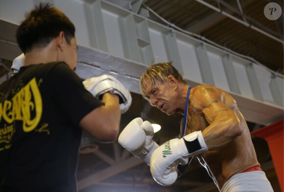 Mickey Rourke, 62 ans, lors d'une séance d'entraînement de boxe à Moscou le 26 novembre 2014, avant son combat contre Elliot Seymour, 29 ans.