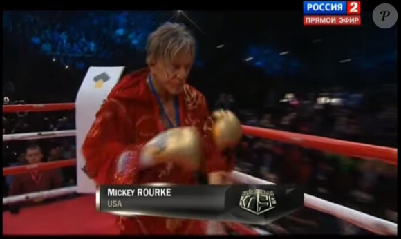 Mickey Rourke, 62 ans, est remonté sur le ring et a boxé le 28 novembre 2014 à Moscou contre Elliot Seymour, 29 ans, qui a abandonné au 2e round contre la star de The Wrestler.