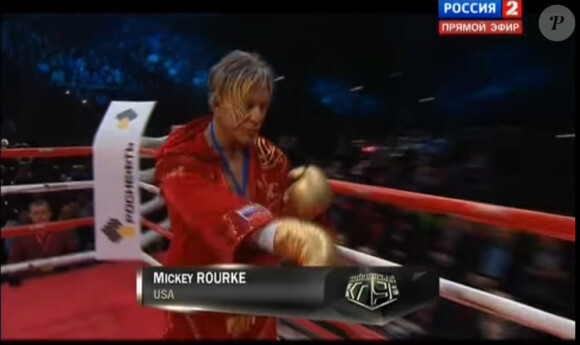 Mickey Rourke, 62 ans, est remonté sur le ring et a boxé le 28 novembre 2014 à Moscou contre Elliot Seymour, 29 ans, qui a abandonné au 2e round contre la star de The Wrestler.