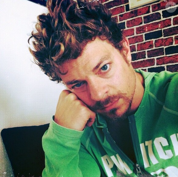 Vincent La Torre avec les cheveux bouclés mi longs sur son compte Instagram (été 2014).
