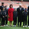 Le roi Carl XVI Gustav et la reine Silvia de Suède visitent la Fondation PSG et le Parc des Princes à Paris, en compagnie de Zlatan Ibrahimovic et Nasser Al-Khelaïfi, le 2 décembre 2014