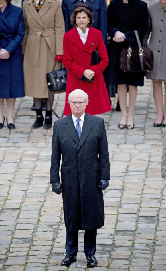 Le roi Carl Gustav et la reine Silvia de Suède reçoivent les honneurs militaires dans la cours d'honneur des Invalides à Paris le 2 décembre 2014