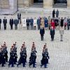 Le roi Carl Gustav et la reine Silvia de Suède reçoivent les honneurs militaires dans la cours d'honneur des Invalides à Paris le 2 décembre 2014