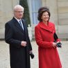 Le roi Carl Gustav et la reine Silvia de Suède au palais de l'Elysée où ils ont eu un déjeuner et un entretien avec François Hollande, à Paris le 2 décembre 2014