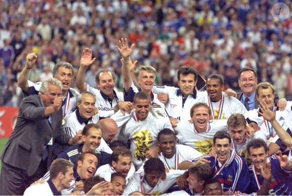 Thierry Henry et Emmanuel Petit au milieu de l'équipe de France après la victoire en Coupe du monde en 1998, à Saint-Denis, le 12 juillet 1998