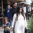 Kourtney Kardashian enceinte va déjeuner avec son compagnon Scott Disick et leur fils Mason à Beverly Hills, le 20 novembre 2014.