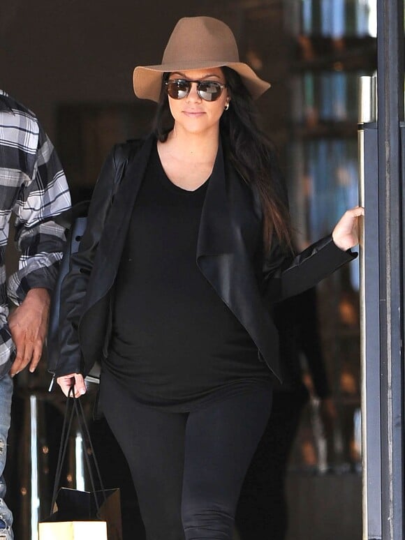 Kourtney Kardashian en pleine séance de shopping en compagnie de sa famille à Los Angeles Le 29 Novembre 2014