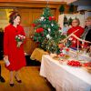 La reine Silvia de Suède visite un marché de Noël à l'église suédoise de Paris le 2 décembre 2014