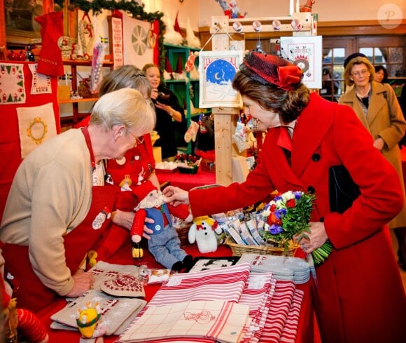La reine Silvia de Suède visite un marché de Noël à l'église suédoise de Paris le 2 décembre 2014