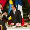 François Hollande recevait le roi de Suède Carl XVI Gustaf et son épouse la reine Silvia au palais de l'Elysée pour un dîner officiel le 2 décembre 2014 à Paris