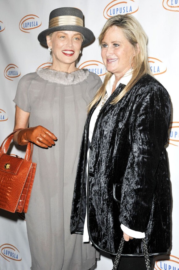 Sharon Stone à la 10e soirée annuelle Hollywood Bag Ladies Luncheon pour l'association LUPUS LA à Beverly Hills le 1er novembre 2012.