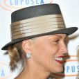  Sharon Stone a osé le chapeau à la 10e soirée annuelle  Hollywood Bag Ladies Luncheon  pour l'association LUPUS LA à Beverly Hills le 1er novembre 2012. 
  