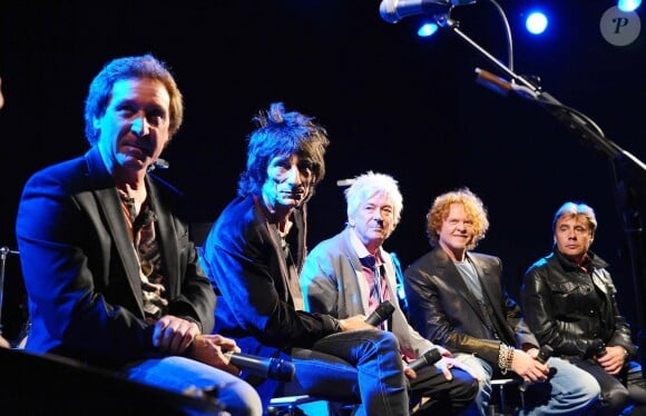 Les membres du groupe Faces, Kenney Jones, Ronnie Wood, Ian McLagan, Mick Hucknall et Glen Matlock au British Music Experience à Londres, le 11 août 2010