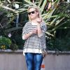 Reese Witherspoon à Santa Monica, porte des lunettes de soleil Ray-Ban, un pull rayé, un petit sac léopard Dolce & Gabbana, un jean et des baskets Isabel Marant. Le 4 décembre 2014.