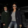 Rihanna à Londres, porte des lunettes de soleil Stella McCartney, un manteau Reformation, un t-shirt gris, un jean J Brand, des souliers Christian Louboutin et un sac Balmain (modèle Pierre). Le 2 décembre 2014.