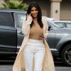 Kim Kardashian se rend au restaurant Jerry's Famous Deli à Los Angeles, habillée d'une veste et d'un body Maison Martin Margiela, d'un pantalon Chloé et de sandales Prada. Le 1er décembre 2014.