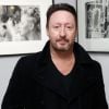 Le photographe Julian Lennon lors du vernissage de son exposition "Charlène Wittstock" à la Galerie Art Cube à Paris, le 4 décembre 2014.