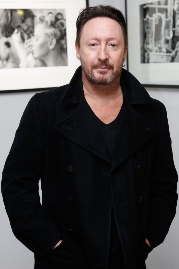 Le photographe Julian Lennon lors du vernissage de son exposition "Charlène Wittstock" à la Galerie Art Cube à Paris, le 4 décembre 2014.