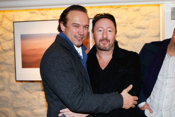 Exclusif – Julian Lennon et Vincent Perez lors du vernissage de l'exposition "Charlène Wittstock", des photographies de Julian Lennon à la Galerie Art Cube à Paris, le 4 décembre 2014.