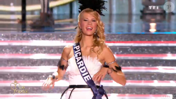 Miss Picardie, en tenue folklorique de sa région, lors de la cérémonie de Miss France 2015 sur TF1, le samedi 6 décembre 2014.