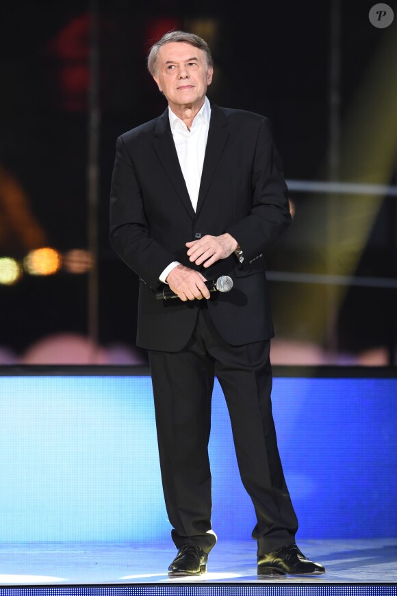 Salvatore Adamo lors du 28e Téléthon, le 6 décembre 2014 à Paris face à la Tour Eiffel.
