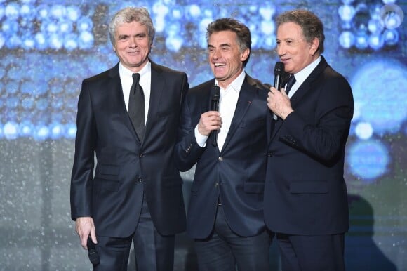 Claude Serillon, Gerard Holtz et Michel Drucker lors du 28e Téléthon, le 6 décembre 2014 à Paris face à la Tour Eiffel.