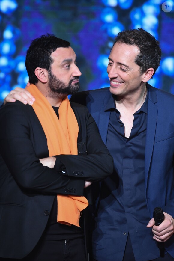 Cyril Hanouna et Gad Elmaleh lors du 28e Téléthon, le 6 décembre 2014 à Paris face à la Tour Eiffel.