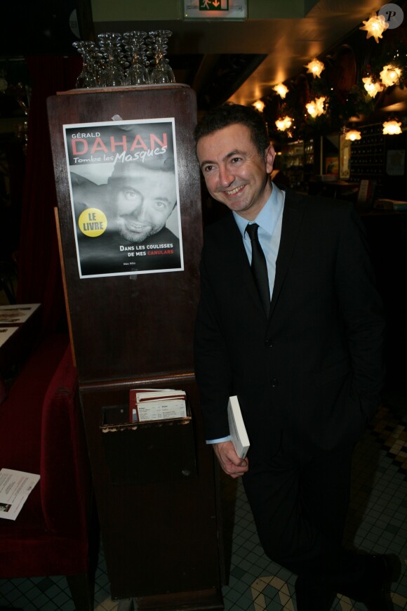 Gérald Dahan dédicace son livre "Gérald Dahan tombe les masques" à Paris le 29 novembre 2014.