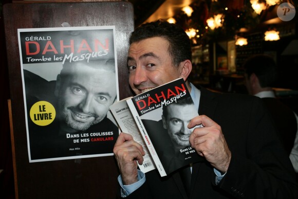Gérald Dahan dédicace son livre "Gérald Dahan tombe les masques" à Paris le 29 novembre 2014.