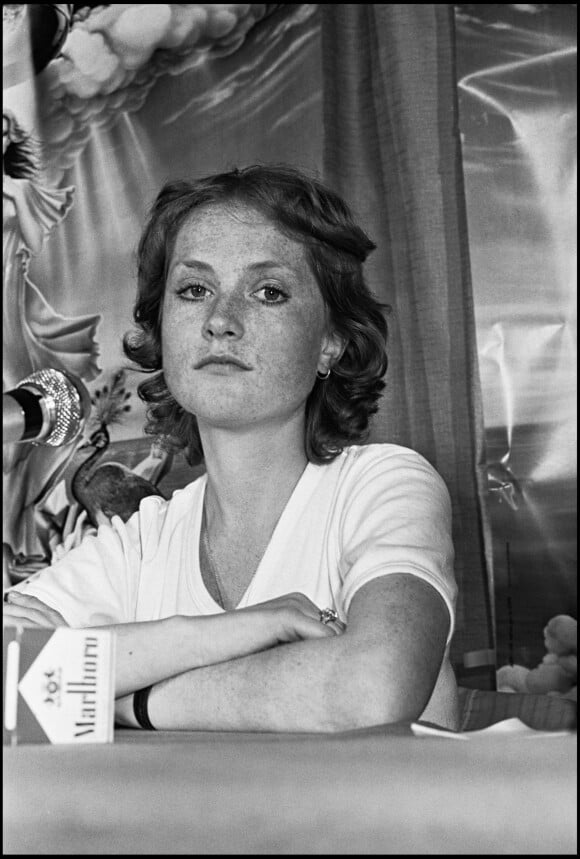 ARCHIVES - ISABELLE HUPPERT EN CONFERENCE DE PRESSE POUR "LA DENTELLIERE" AU FESTIVAL DE CANNES EN 1977 00/05/1977 - Cannes