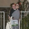 Angelina Jolie avec sa fille Vivienne (6 ans) qui porte un sac Bambi et une cage avec une perruche dedans, à Los Angeles le 8 décembre 2014