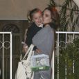  Angelina Jolie avec sa fille Vivienne (6 ans) qui porte un sac Bambi et une cage avec une perruche dedans, à Los Angeles le 8 décembre 2014 