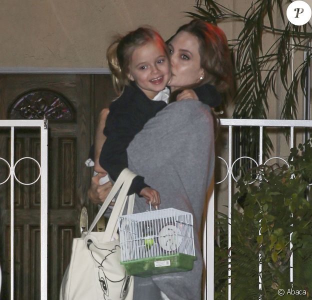 Angelina Jolie avec sa fille Vivienne (6 ans) qui porte un sac Bambi et une cage avec une perruche dedans, à Los Angeles le 8 décembre 2014