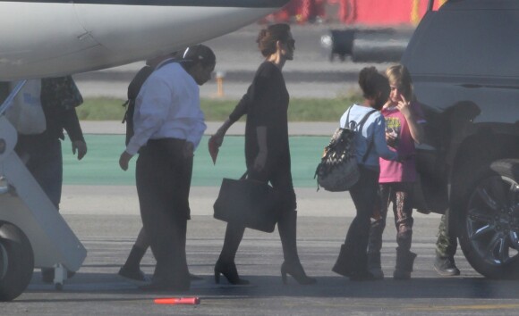 Exclusive - Angelina Jolie arrivant à l'aéroport de Burbank avec ses enfants le 7 décembre 20214