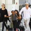 Angelina Jolie et Brad Pitt arrivant à l'aéroport de Los Angeles avec leurs enfants Zahara et Maddox en provenance de Londres, le 14 juin 2014.
