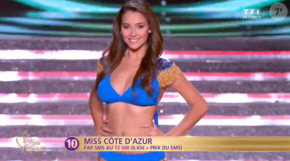Miss Côte d'Azur défile en robe de princesse lors de la cérémonie de Miss France 2015 sur TF1, le samedi 6 décembre 2014.