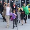 Brad Pitt et Angelina Jolie arrivant à Los Angeles avec leurs enfants le 5 février 2014