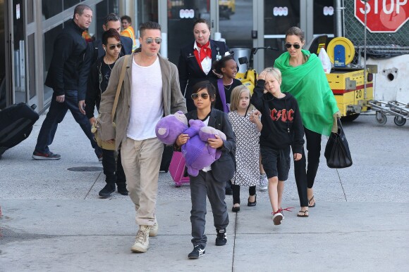 Brad Pitt et Angelina Jolie arrivant à Los Angeles avec leurs enfants le 5 février 2014