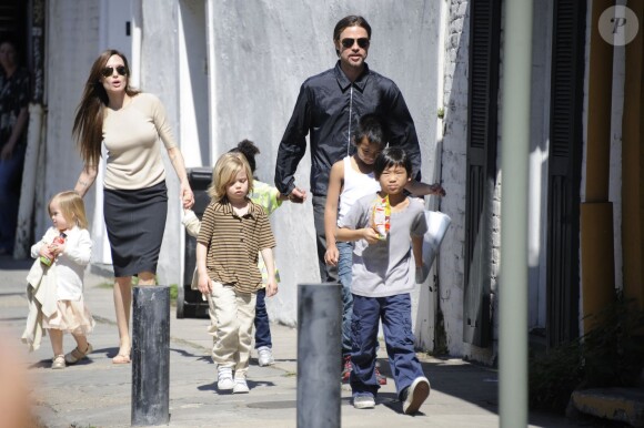 Angelina Jolie et Brad Pitt le 20 mars 2011 avec leurs enfants à la Nouvelle-Orléans