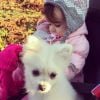 La petite Liva et le chien de la famille. Décembre 2014.