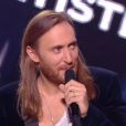 David Guetta récupère le trophée attribué à Sia de l'Artiste féminine internationale de l'année, lors de la soirée des NRJ Music Awards 2014, à Cannes, le samedi 13 décembre 2014 sur TF1.