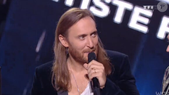 David Guetta récupère le trophée attribué à Sia de l'Artiste féminine internationale de l'année, lors de la soirée des NRJ Music Awards 2014, à Cannes, le samedi 13 décembre 2014 sur TF1.