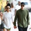 Exclusif - Robert Pattinson se promène, main dans la main, avec sa petite amie FKA Twigs (Tahliah Debrett Barnett) dans les rues de Miami. Le couple est allé à la foire d'art contemporain Art Basel. Le 5 décembre 2014.